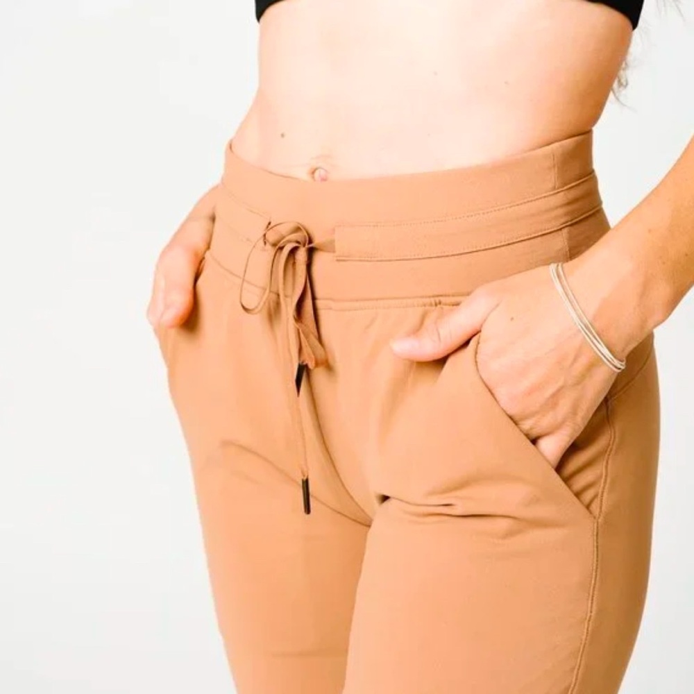 ZYIA Camel Ascend Joggers, SZ Large (but fits like a medium) $25 NWOT - Picture 4 of 6